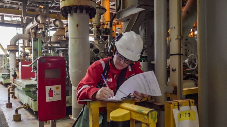 28/05/2026 - Pré-sal da Bacia de Santos -Esta é a P-67, uma unidade gigante do tipo FPSO (sistema flutuante de produção, armazenamento e transferência) que opera no pré-sal da Bacia de Santos. Com impressionantes 353 mil toneladas, 288 metros de comprimento, 54 metros de largura e 31 metros de altura, essa estrutura colossal tem capacidade para processar diariamente até 150 mil barris de petróleo e comprimir até 6 milhões de m³ de gás natural. Mostrar o cotidiano, a segurança e a dedicação dos profissionais que trabalham embarcados nessa superestrutura é uma forma de valorizar quem constrói a nossa história todos os dias.

Como parte ativa do Programa Pró-Equidade de Gênero e Raça, a Petrobras reafirma o compromisso de construir um ambiente de trabalho mais inclusivo e representativo, quebrando barreiras históricas no setor offshore e impulsionando a equidade tanto em terra quanto mar afora. Foto: Rafa Neddermeyer/Agência Brasil